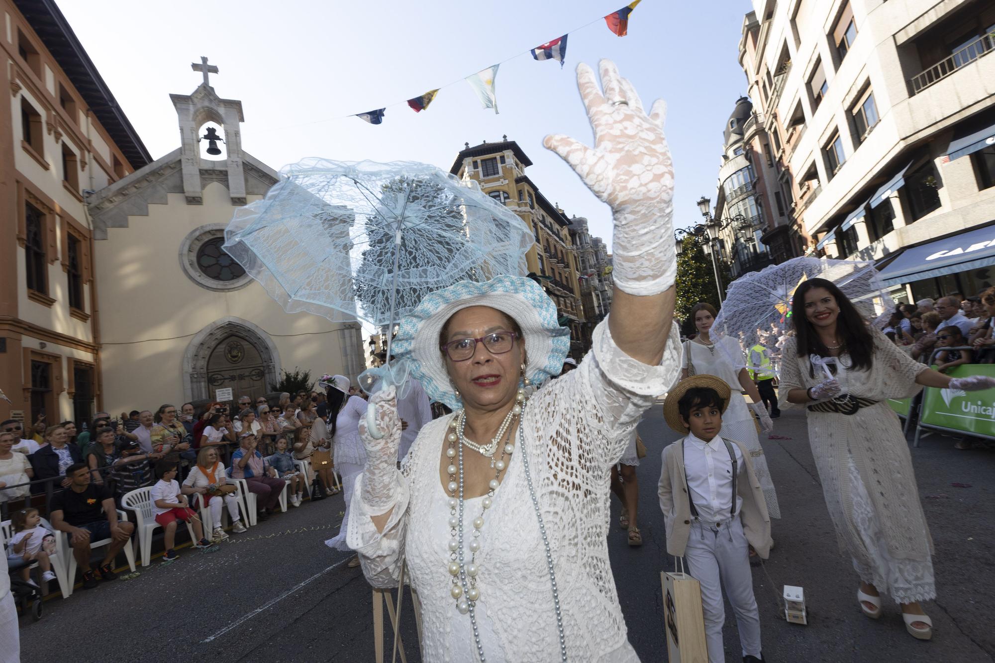 En Imágenes: El Desfile del Día de América llena las calles de Oviedo en una tarde veraniega