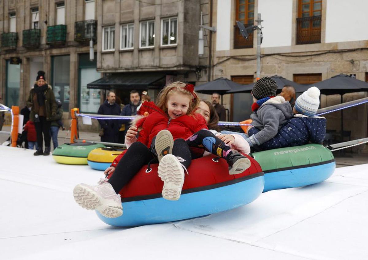 Los niños fueron los protagonistas en la pista de hielo. | G. SANTOS