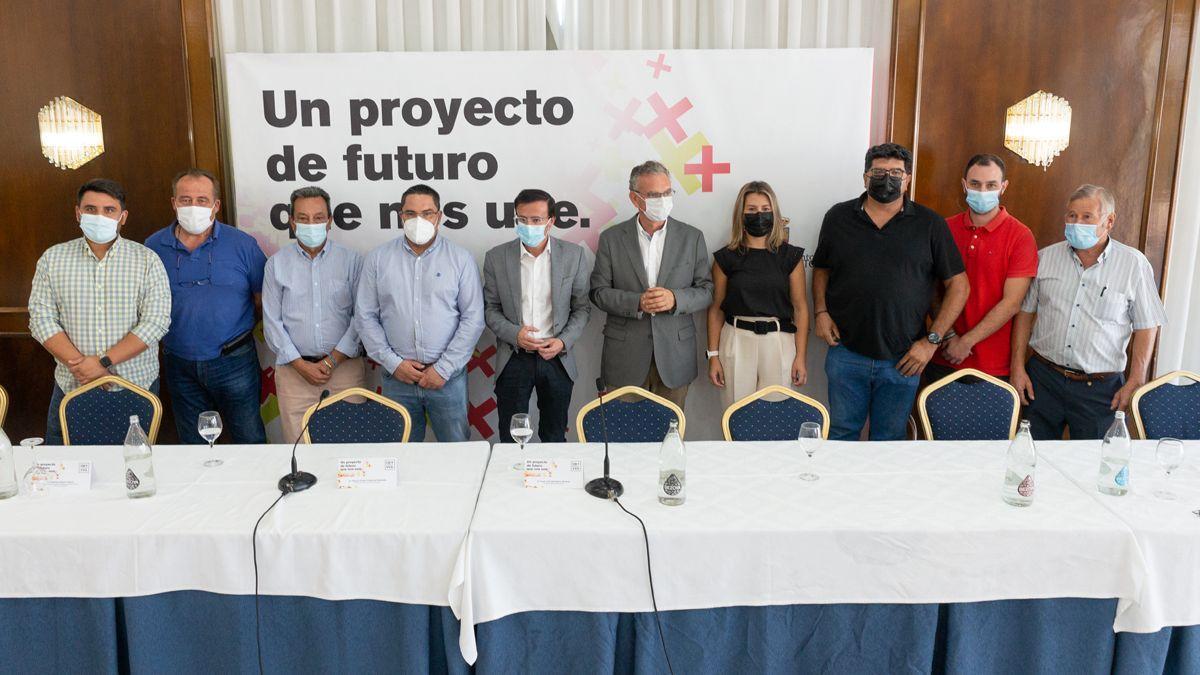 Los alcaldes de Don Benito y Villanueva, José Luis Quintana y Miguel Ángel Gallardo, con representantes de las entidades locales menores.