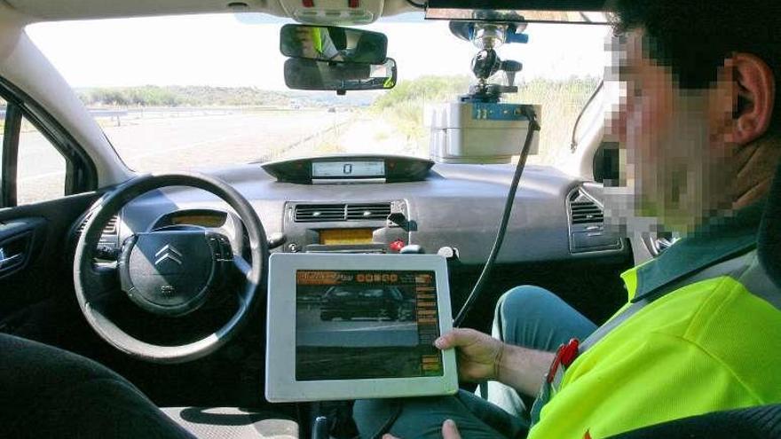 Un agente de control de velocidad con un radar móvil. // Jesús Regal