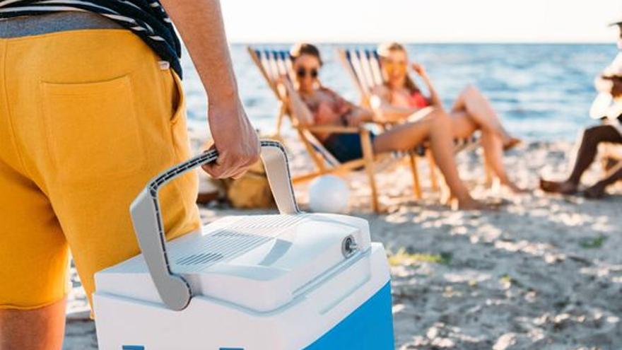 Cómo conseguir hielo para mantener fresca tu nevera en la playa.
