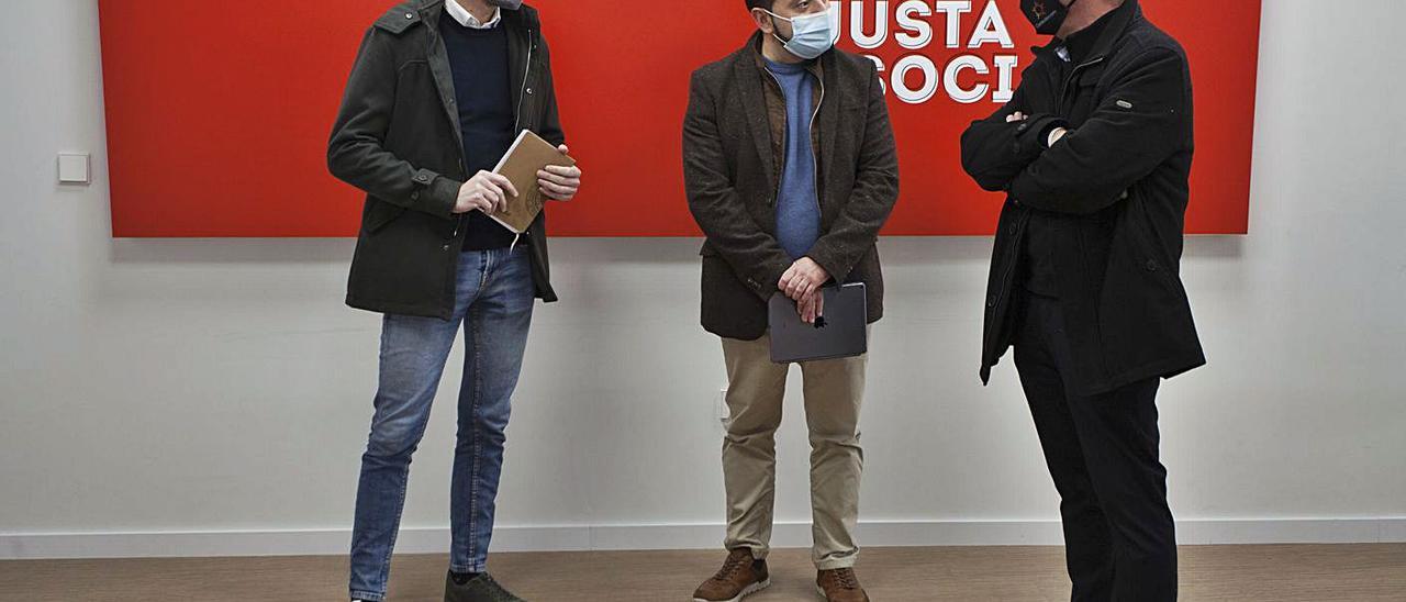 Fernández Bielsa (PSPV), Antoni Llorente (Esquerra Unida) y Josep Miquel Moya (Compromís). | FERNANDO BUSTAMANTE
