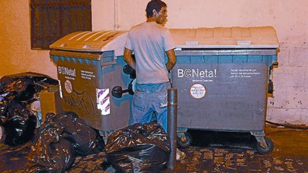 ORINAR EN PLENA CALLE 3 En la foto un joven hace sus necesidades en la calle durante la fiesta de Gràcia. La escena se repite cada semana en muchas zonas de ocio, pero es una de las multas que más fácilmente se cobran.