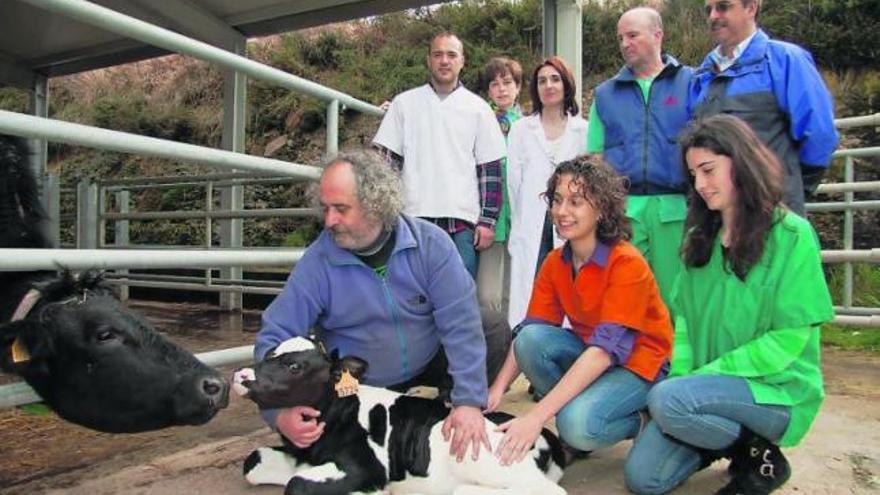 Alfonso Fernández, capataz de las instalaciones del Serida, sujeta a «Romina» junto al equipo de investigación del proyecto desarrollado en Deva.