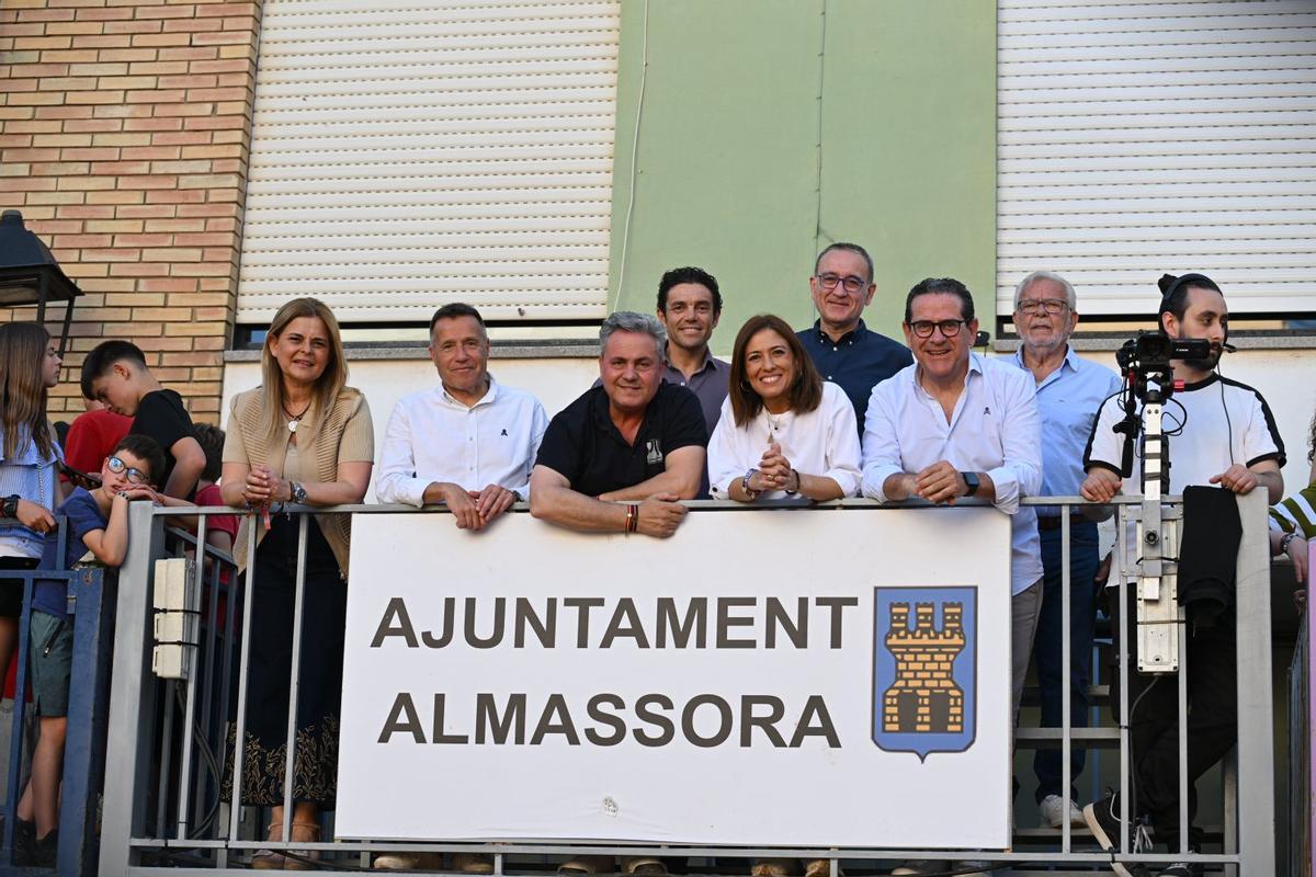 La alcaldesa de Almassora, María Tormo, acompañada de sus invitados este sábado.