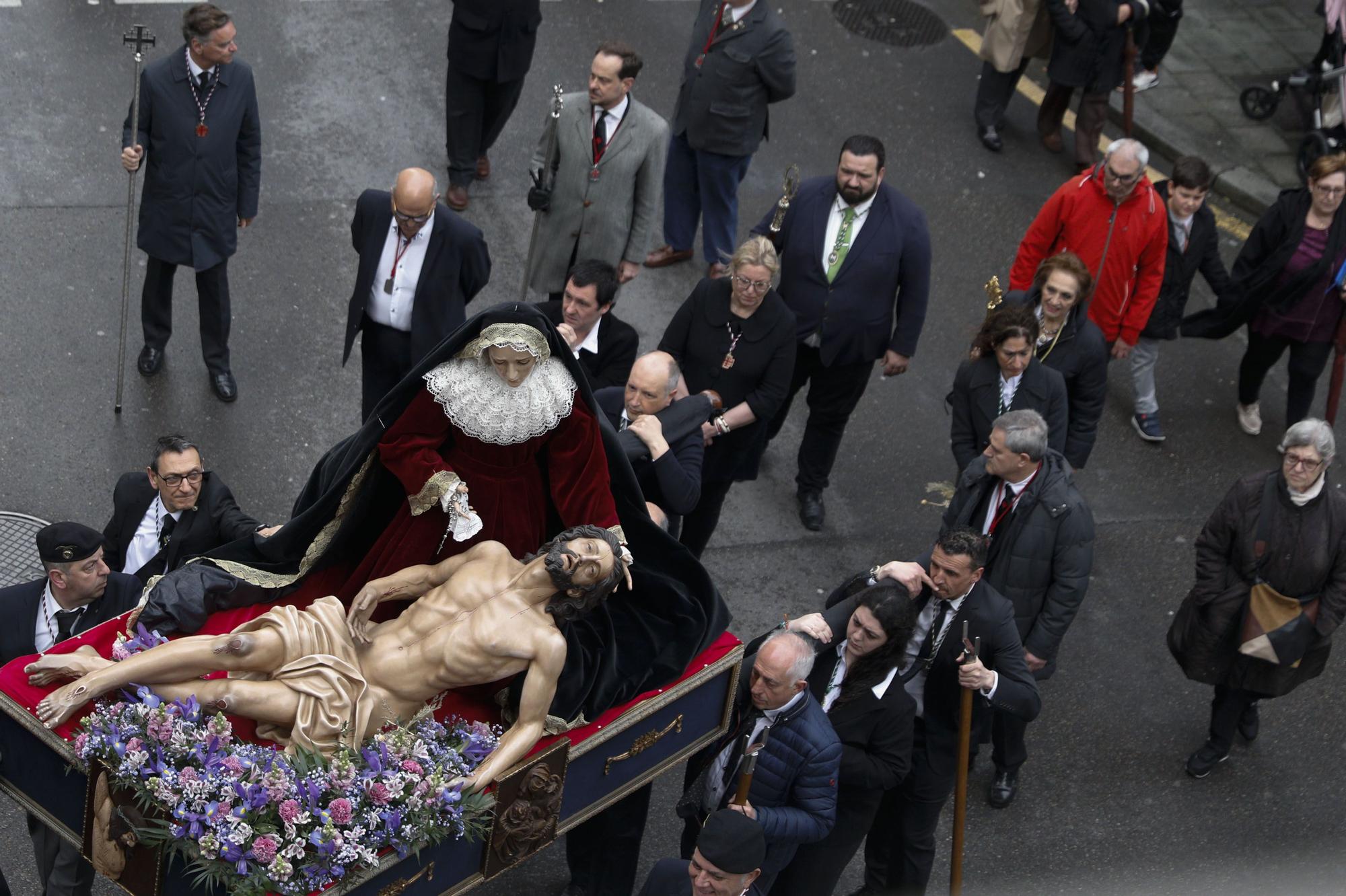 En imágenes: así fue el traslado de la Piedad en Gijón