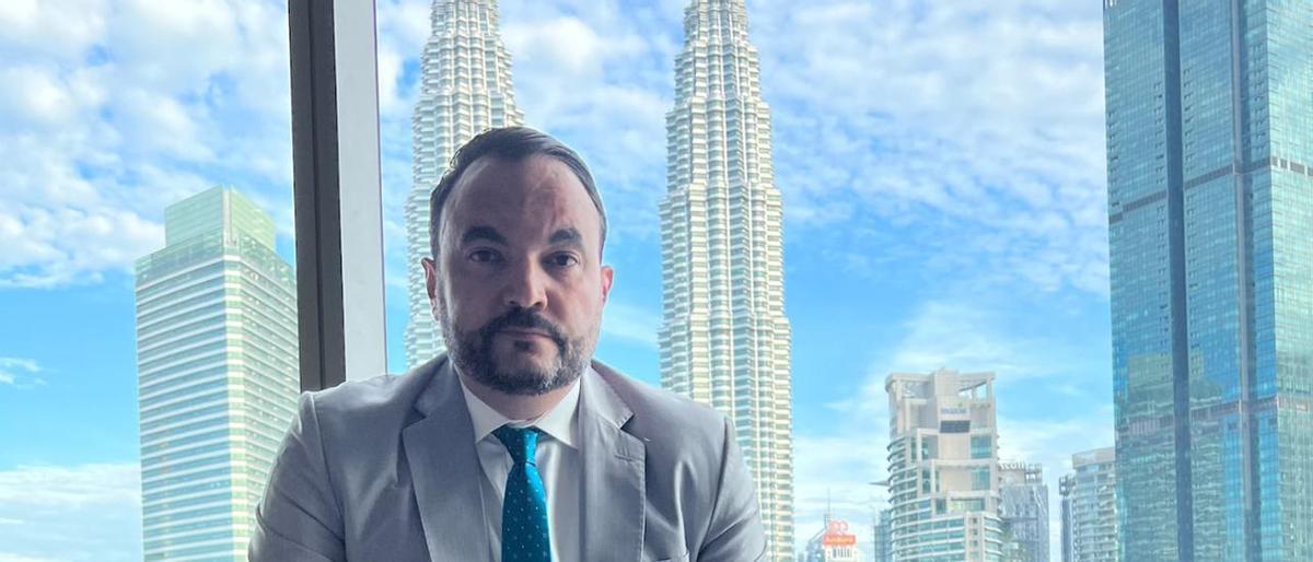 Diego López en Kuala Lumpur, con las torres Petronas al fondo.