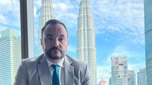 Diego López en Kuala Lumpur, con las torres Petronas al fondo.