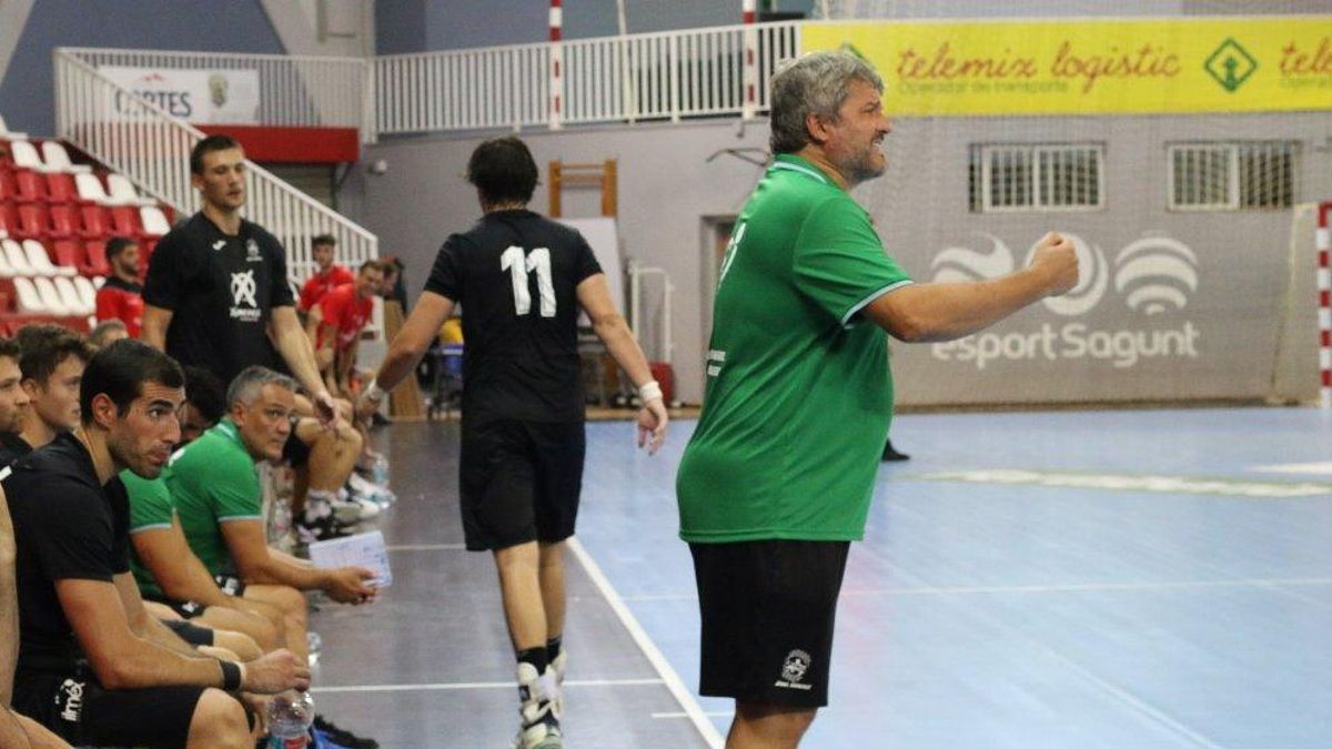 Paco Bustos anima a sus jugadores en el encuentro amistoso contra el Puerto Sagunto.