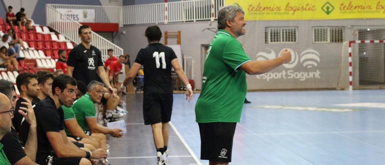 Paco Bustos anima a sus jugadores en el encuentro amistoso contra el Puerto Sagunto.
