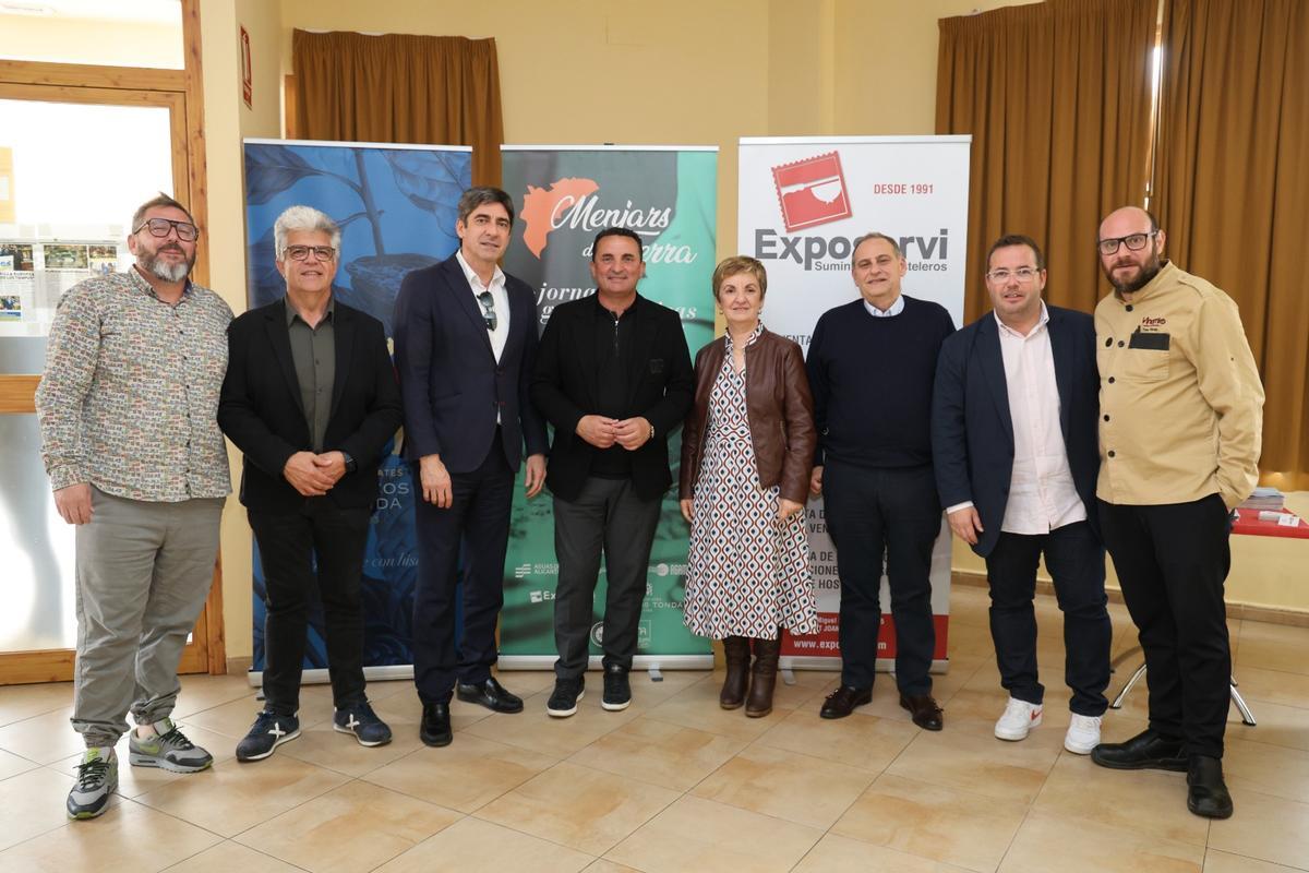 Pere Llinares, gerente de Vinomio; José Juan Reus, presidente del Consejo Regulador de la DOP Vinos Alicante; Andrés Sánchez, director general de Prensa Ibérica en Comunidad Valenciana Murcia y Andalucía; Bernabé Cano, alcalde de La Nucía; Marián Cano, consellera de Turismo; Juan R. Gil, director general de contenidos de Prensa Ibérica en Comunidad Valenciana, Murcia y Andalucía; Agustín Almodóbar, senador, y Tony Pardo, gerente del restaurante.