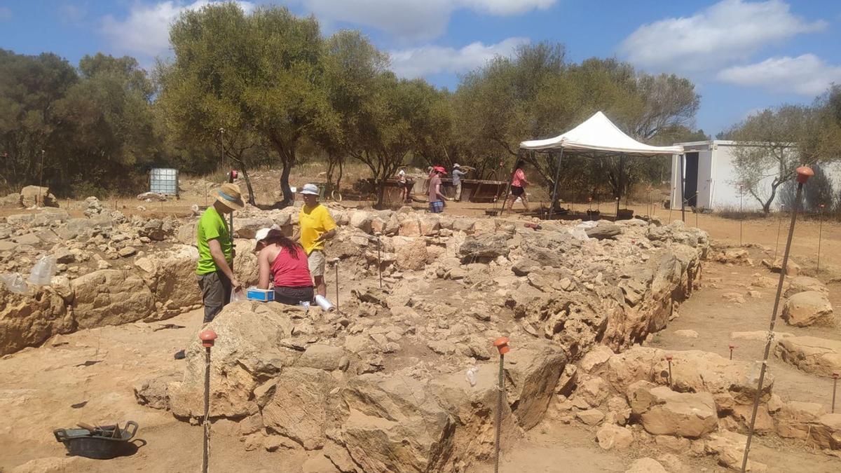 El equipo de arqueólogos durante la campaña de excavación. | P.E.M.