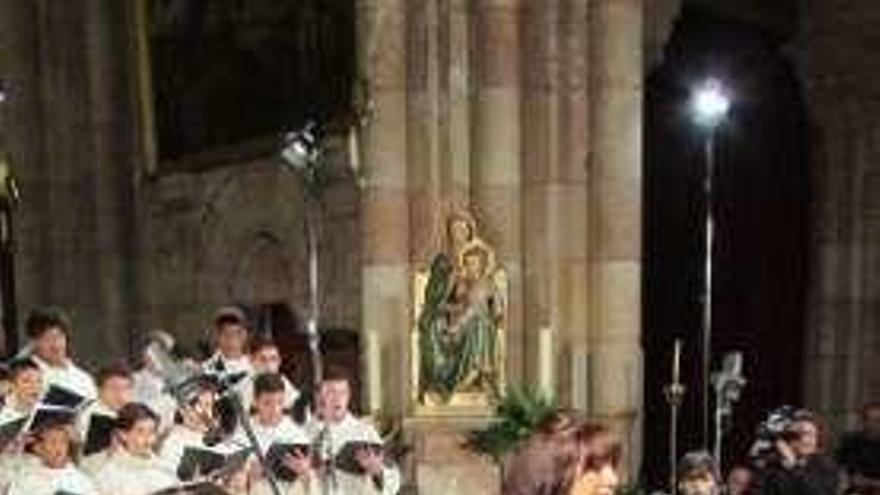 Tina Gutiérrez, con el Coro de la Escolanía, en Covadonga.