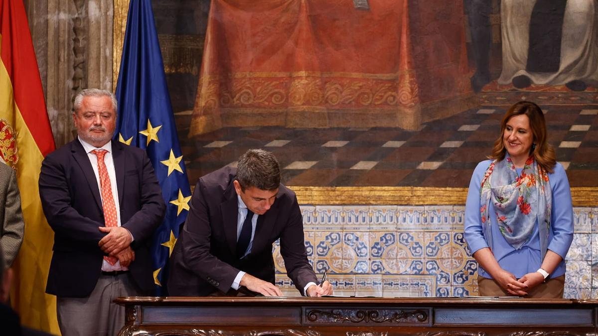 María José Catalá felicita a Mazón por su cumpleaños en el acto del pacto del agua para l'Albufera
