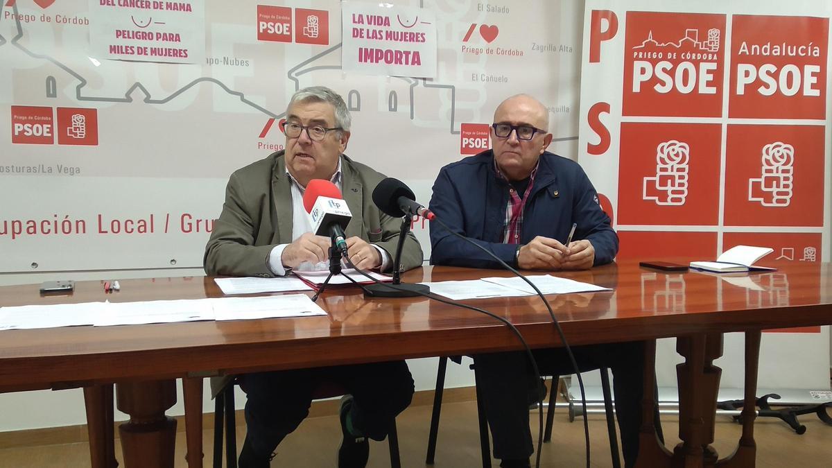 Toni Musachs y Antonio Caballeros, dirigentes del PSOE en Priego, en rueda de prensa para denunciar el préstamo.