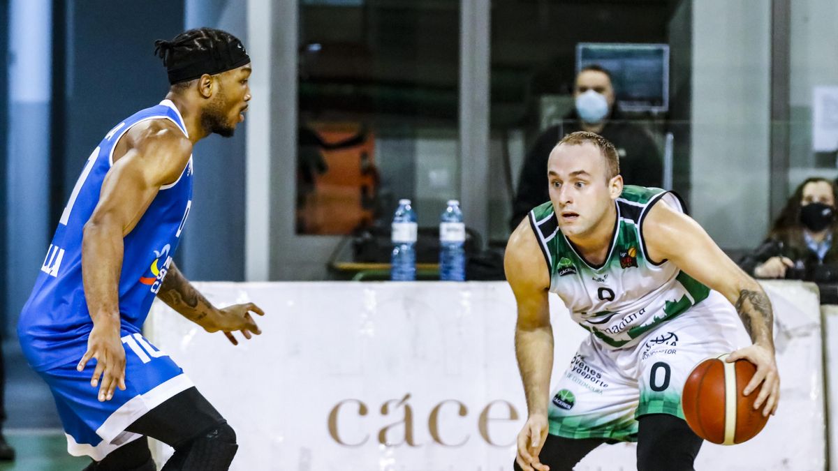 Devin Schmidt bota el balón durante un partido de la pasada temporada.