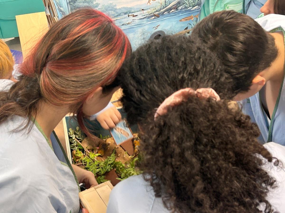 Tres pequeños ingresados en el Hospital Materno Infantil de Badajoz realizan actividades para conocer mejor el río Guadiana.