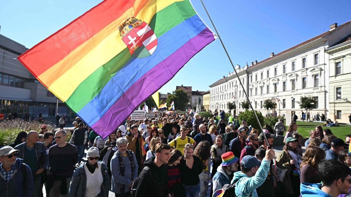 Participantes en la manifestación LGTBI+ en Pecs, Hungría, el sábado 4 de octubre.