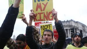 Miembros del grupo Republic protestan contra la coronación en Trafalgar Square, este sábado.
