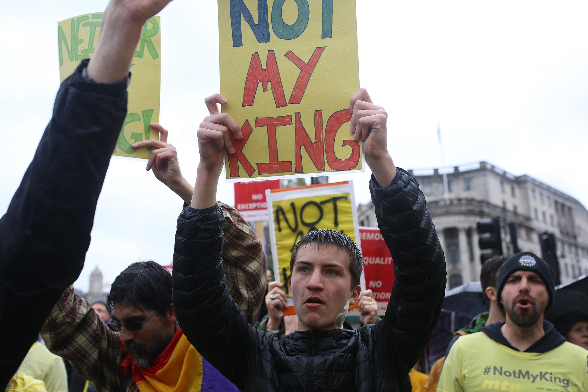 Miembros del grupo Republic protestan contra la coronación en Trafalgar Square, este sábado.