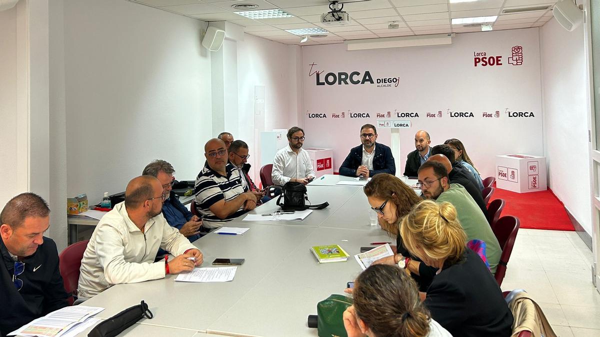 El secretario general de los socialistas, Diego José Mateos, y el coordinador del Comité Electoral del PSOE, José Ángel Ponce, durante la reunión, este martes.