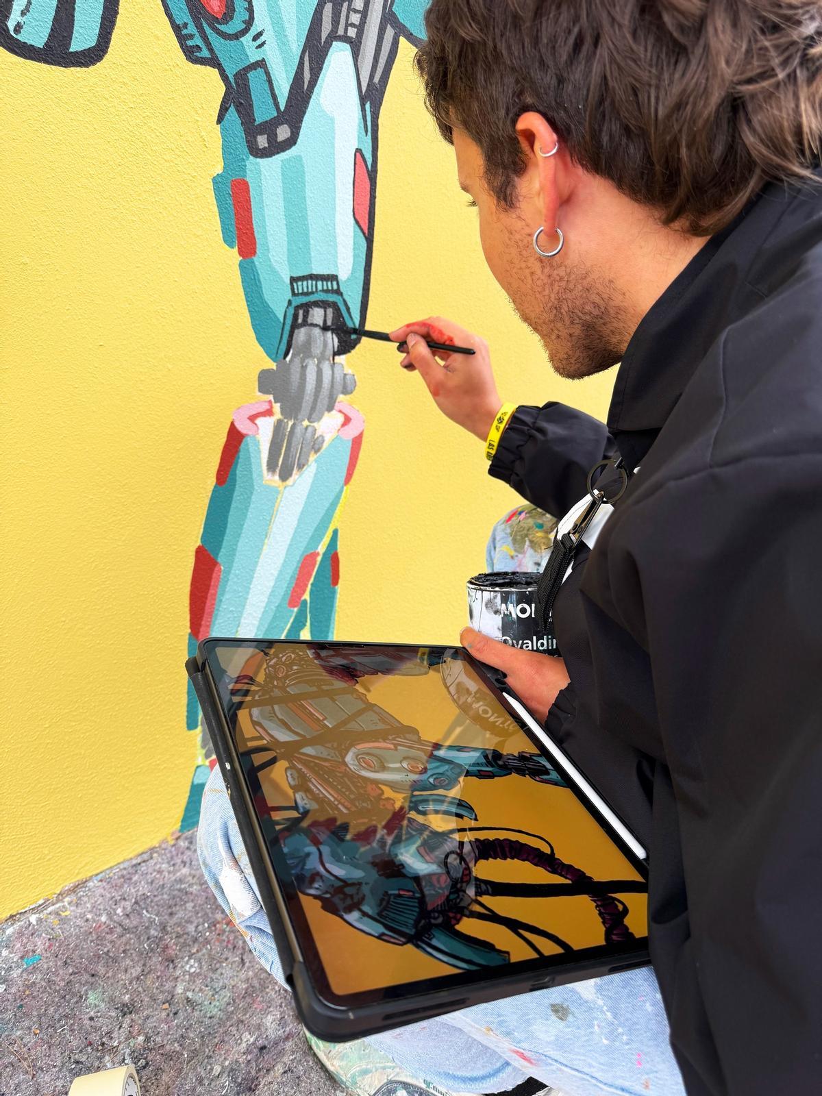 Ruk, mientras pintaba el mural de Fontanars dels Alforins.