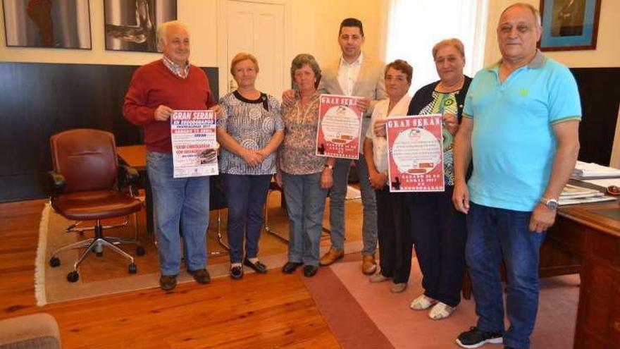 Alcalde e veciños na presentación do Serán de Regodobargo.