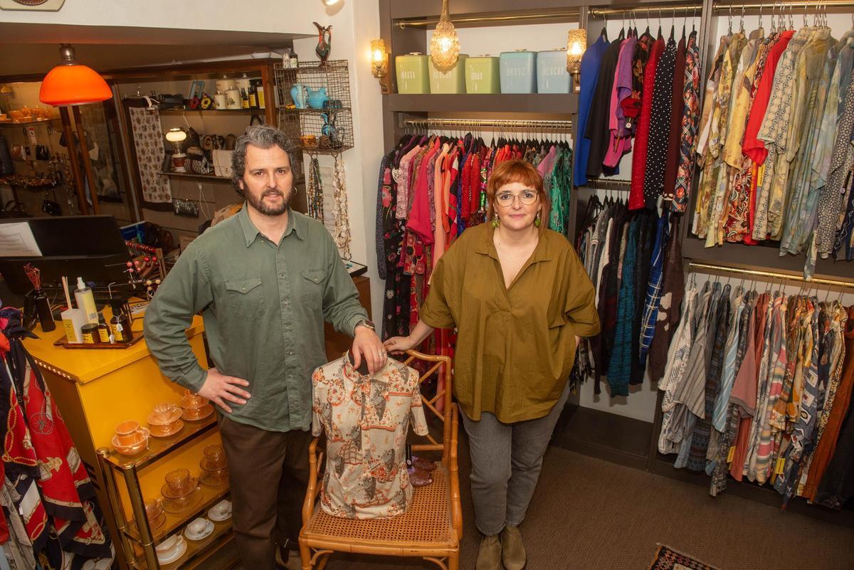 Pablo Pose y María Fernández Vallejo, de Vintage and Coffee, en la tienda