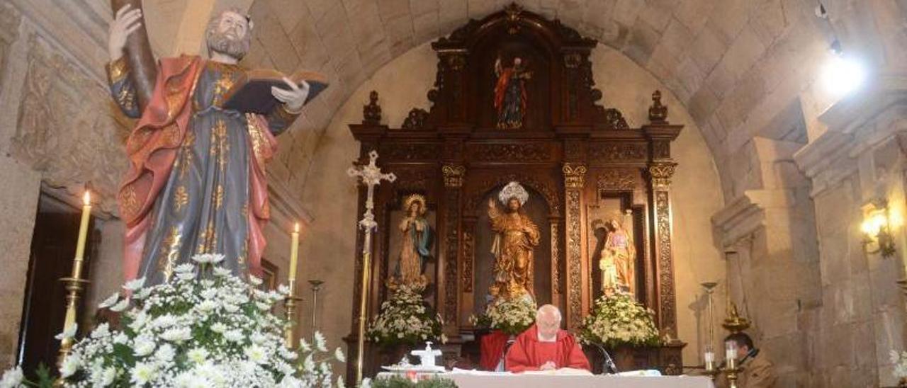 Un momento de la misa, con la imagen de San Andrés en primer término.  |  // NOÉ PARGA