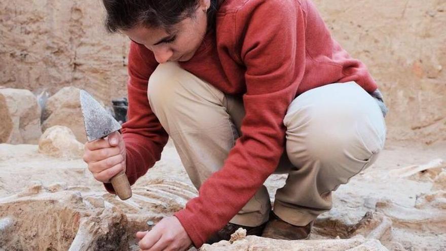 La arqueóloga Esther Rodríguez en el yacimiento del Turuñuelo.