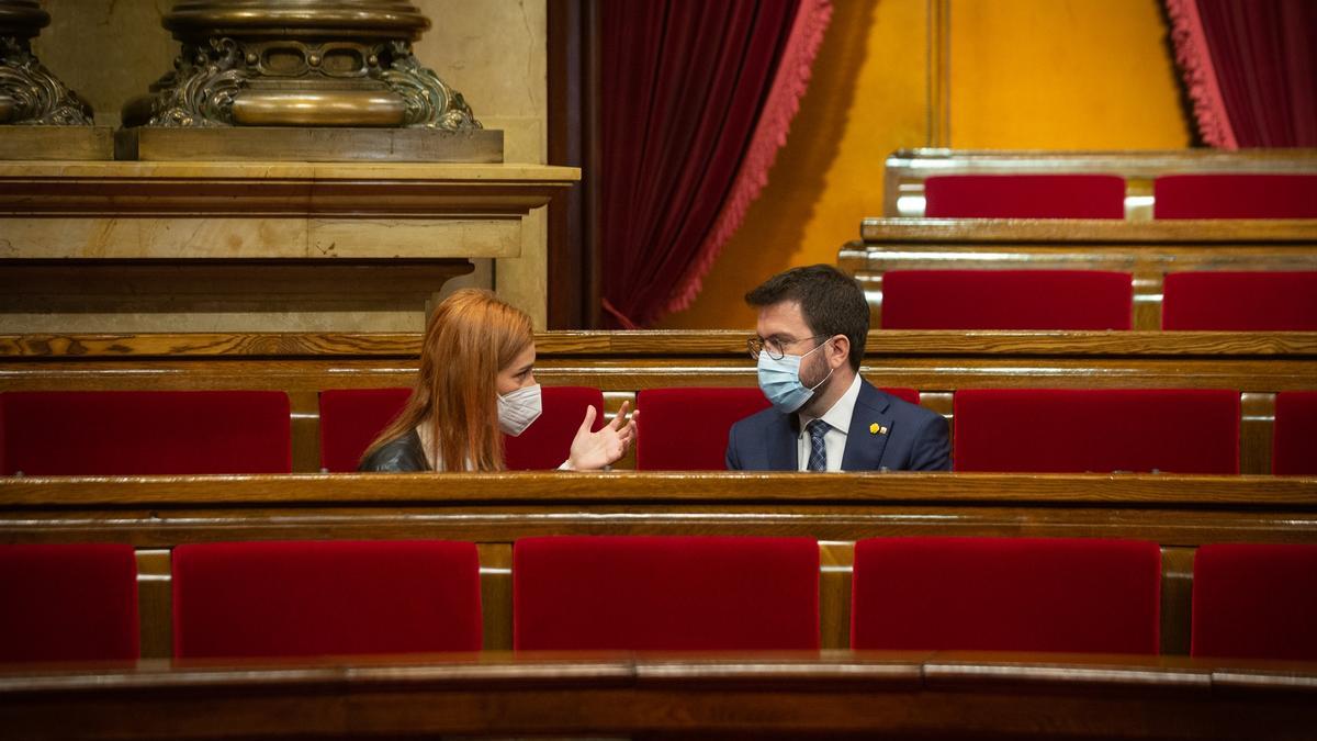 Pere Aragonès conversa con Jéssica Albiach en el Parlament