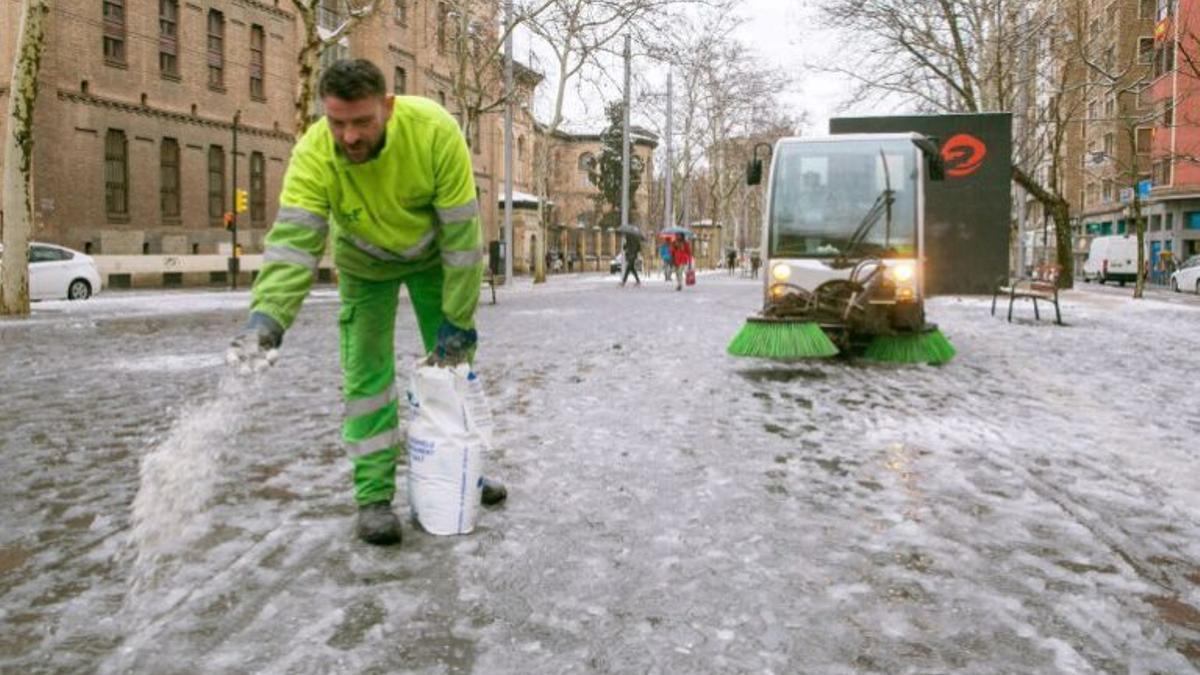 Alertan de los riesgos ecológicos de fundir la nieve con sal