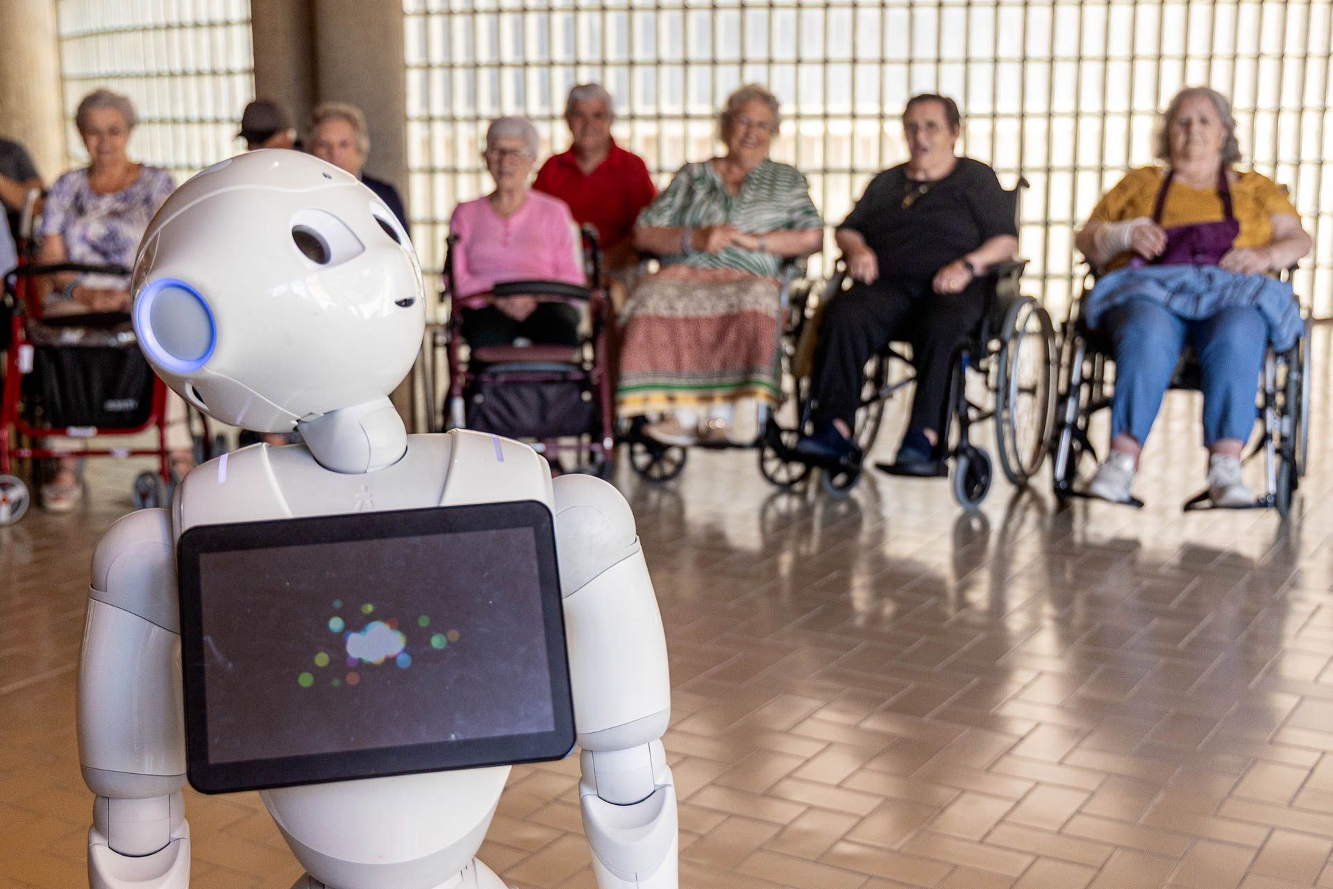 Un humanoide y un perro robot en el Hogar Provincial de Alicante