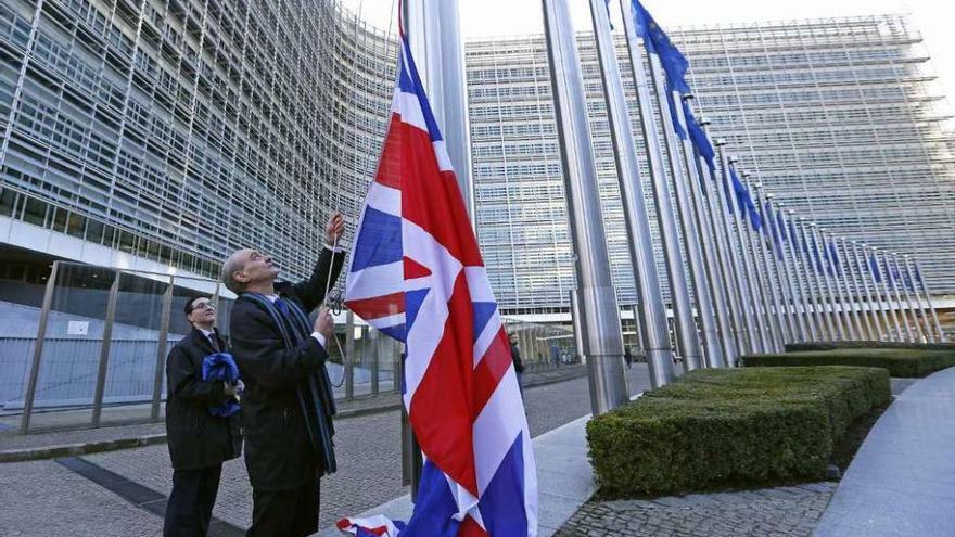 Izado de la bandera británica ante la sede de la Comisión con motivo de la visita de Cameron.  // Reuters