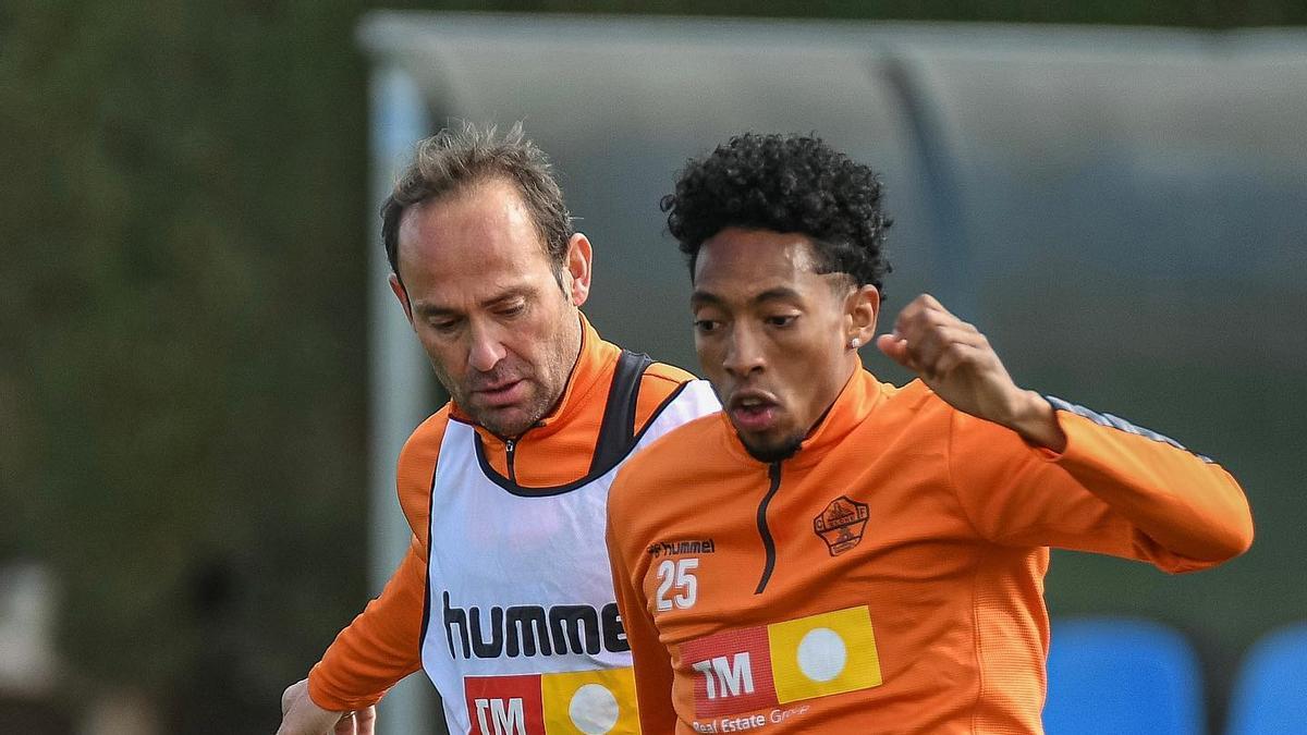 Johan Mojica, junto a Nino, durante un entrenamiento