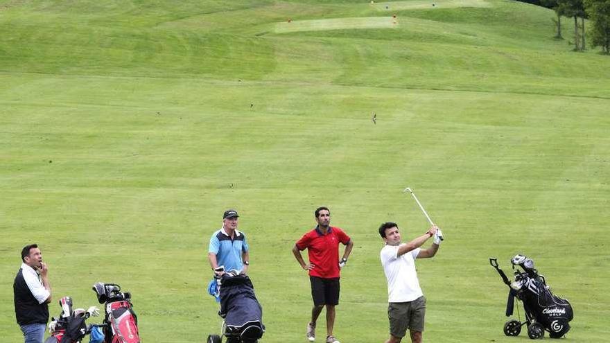 Participantes en la pasada edición del torneo en La Llorea. Por la izquierda, Víctor Martín Llera, Gabino Gonzalo Suárez, Salvador Somoano Prieto y Manuel Iglesias Santirso.