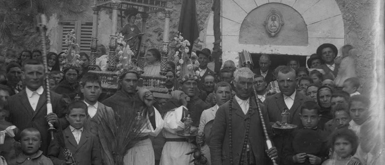 Imagen de 1920 en la que se observa a los tradicionales &#039;barratiners&#039; y su peculiar vestimenta.