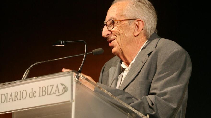 El médico, cuando recibió el premio Illes Pitiüses en 2007