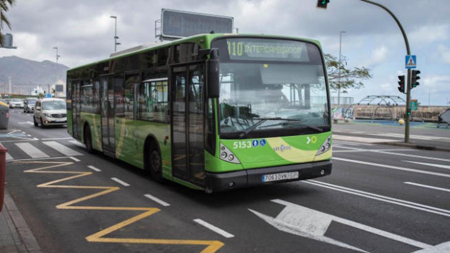 Una guagua de Titsa camino del intercambiador.