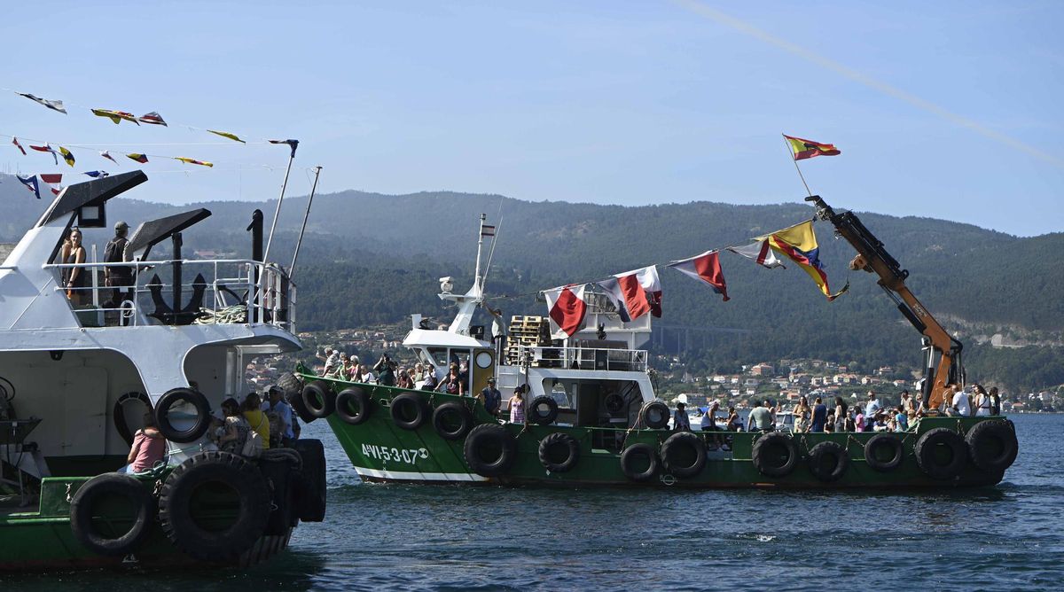 Los barcos en la salida del puerto de Chapela.