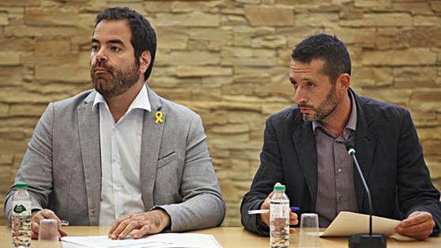 David Saldoni (dreta) i Jaume Busquets (esquerra), en una sessió al Consell Comarcal del Gironès.