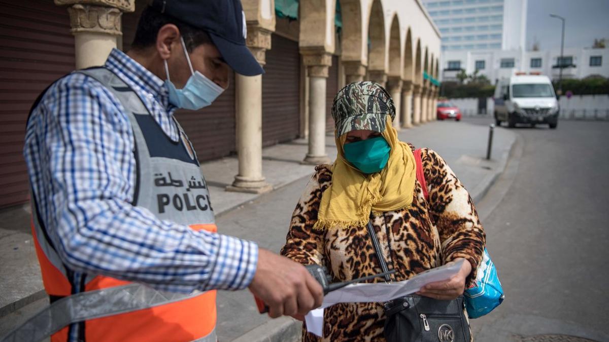 Un vigilante pide la documentación a una mujer en Casablanca, Marruecos.