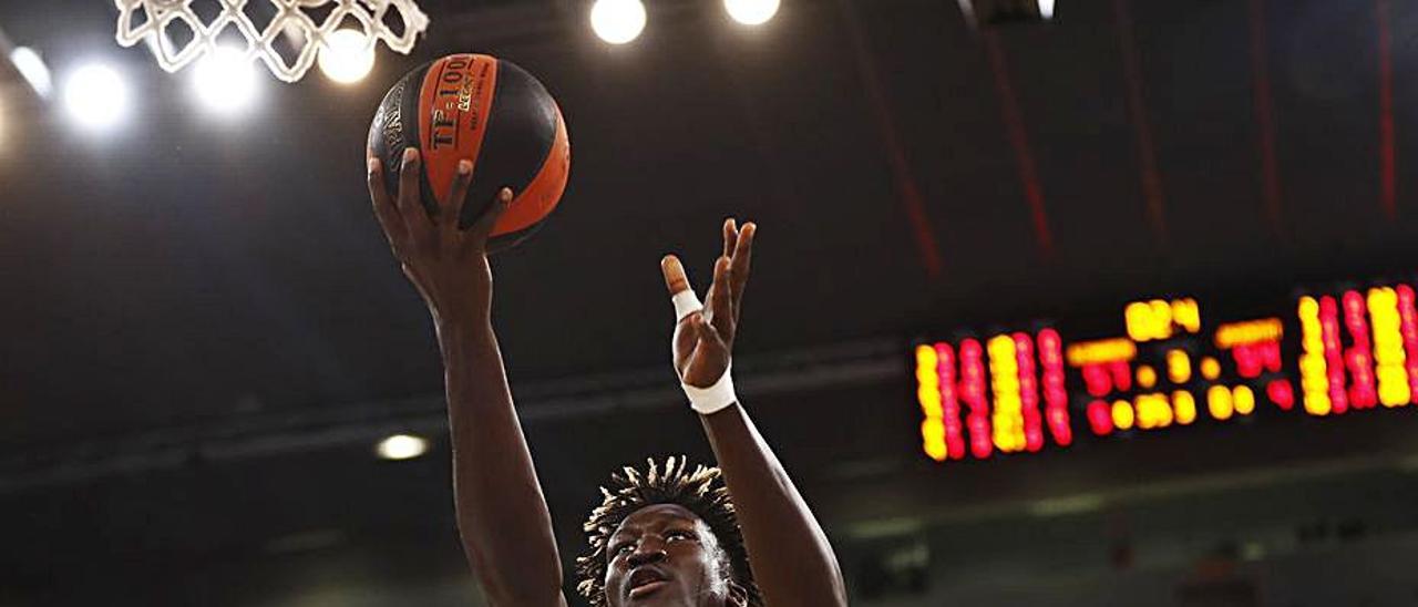 Khalifa Diop finaliza un contraataque sobre la bocina ante el Joventut. | | ACB/M. HENRÍQUEZ