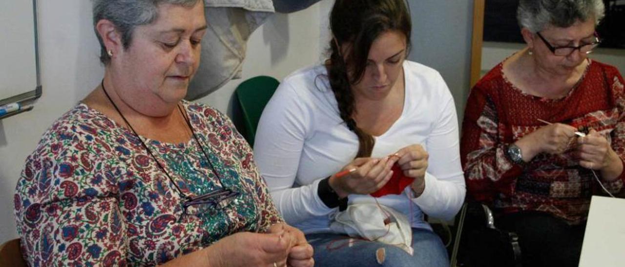 María José Fernández y Ana Sánchez, durante la clase de ganchillo, en Candás.