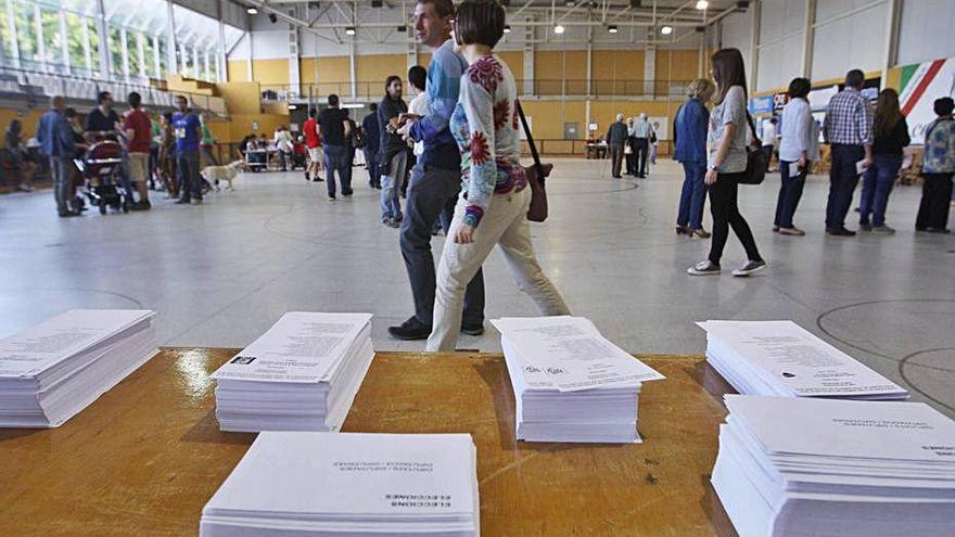 Diverses persones votant a Girona en les eleccions de 2017.