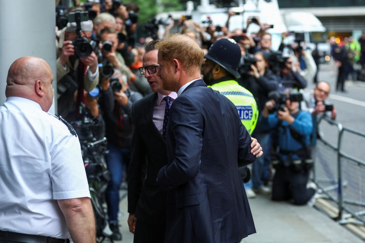 El príncipe Enrique testifica en Londres en el caso de los tabloides