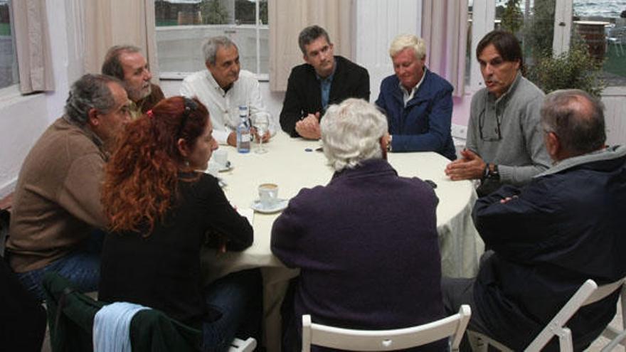 Detalle de la reunión mantenida entre empresarios y vecinos.