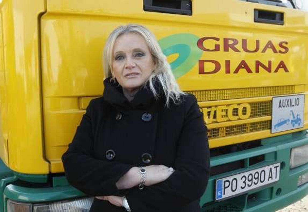 Diana Pereira con una de sus grúas. // Ricardo Grobas