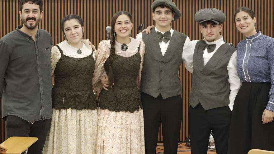 O grupo, entre Bieito Romero e Nuria Naya, os seus profesores. | LOC