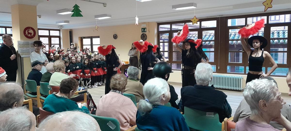 GALERÍA | Las alumnas de Sandra Iglesias bailan para los "abuelos" de la residencia Virgen del Canto de Toro GALERÍA | Las alumnas de Sandra Iglesias bailan para los "abuelos" de la residencia Virgen del Canto de Toro